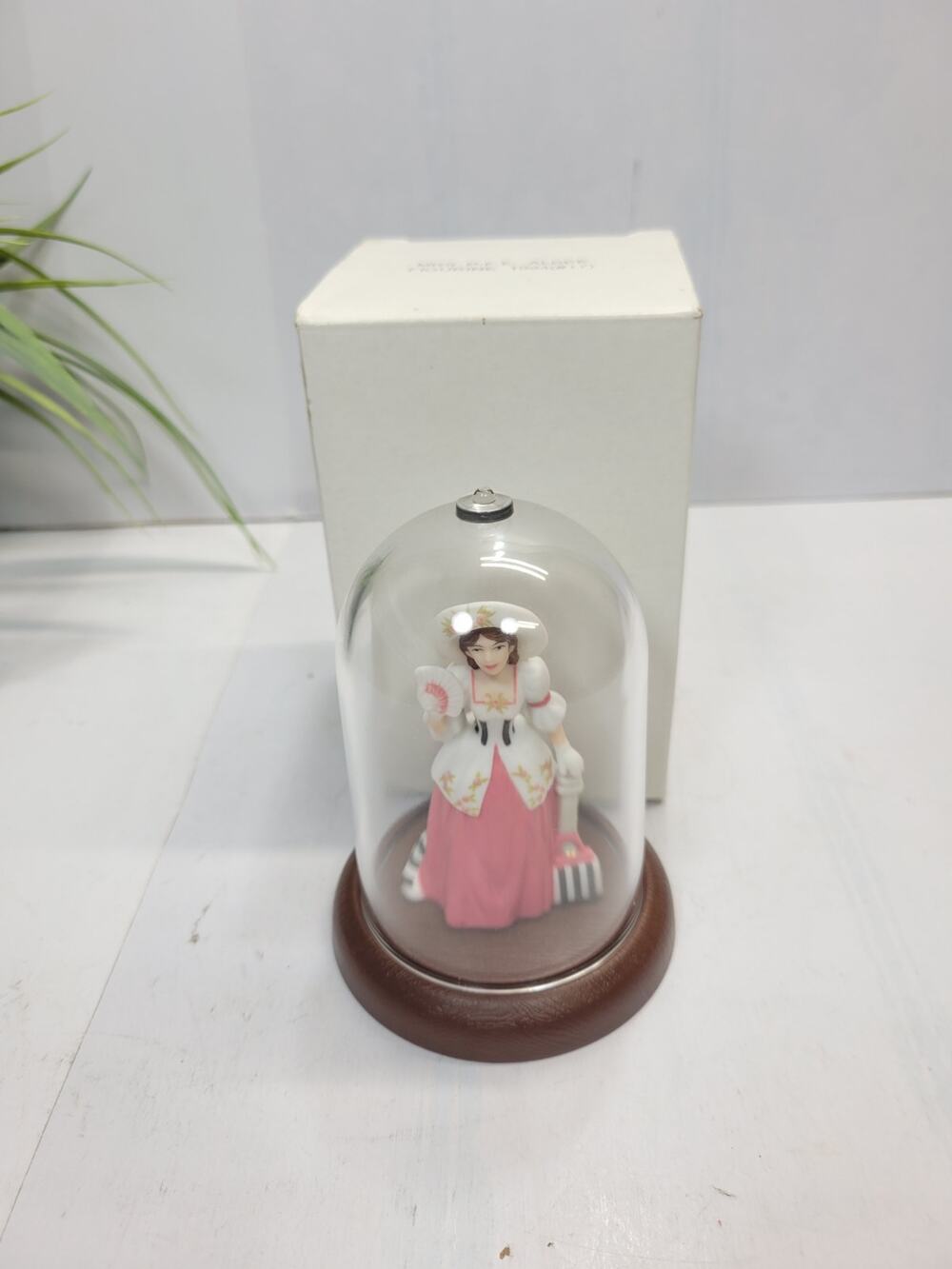 Avon Mrs PFE Albee Presidents Club Miniature Figurine Award Vtg Dome Box 1994